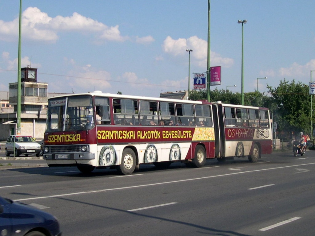 A szanticskaiak 280-asa a miskolci Búza téren, látványos koromfelhőt eregetve<br/>(fotó: Istvánfi Péter)