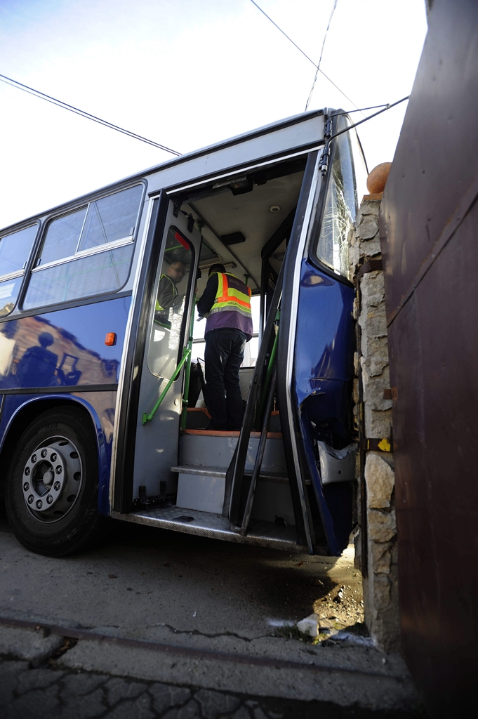 A BKV-busz nyolc személygépkocsit tört össze, végül egy kerítés állította meg<br>(fotó: Mihádák Zoltán, MTI)