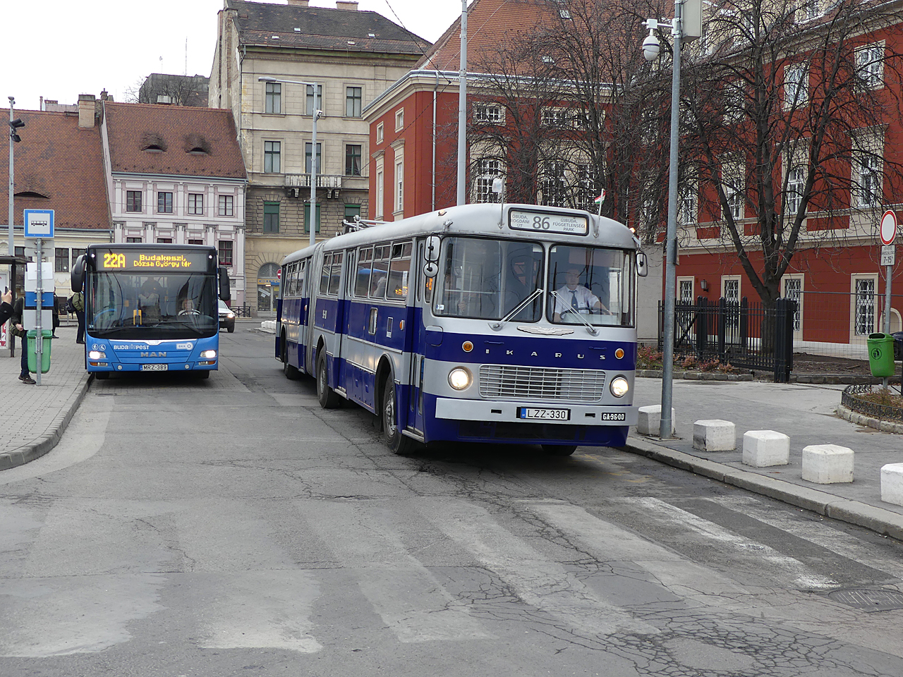 A Fonódó átadása előtti pillnatkép a Batthyány térről: a nosztalgiabusszal búcsúzó 86-os és a Széll Kálmán tér rekonstrukciója miatt terelt 22A autóbuszok a tervezett új végállomás helyén állnak