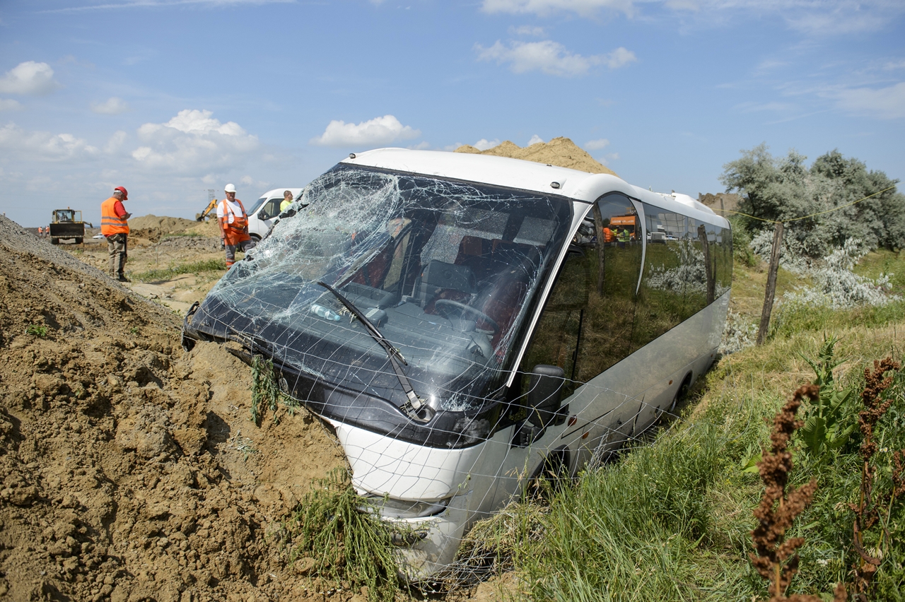 Árokba hajtott egy lengyel rendszámú busz az M3-ason Kál térségében (fotók: MTI/Komka Péter)