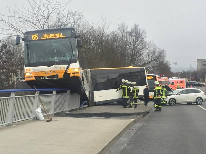 Kibírta. A busz is és a korlát is. A képre kattintva galéria nyílik (fotók: Allgemeine Zeitung Rhein Main Presse)