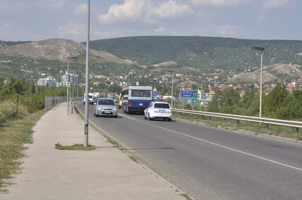 Egy hagyományos és egy szokatlan esetkocsival oldották meg a szállítást... (fotó: MTI/Mihadák Zoltán)