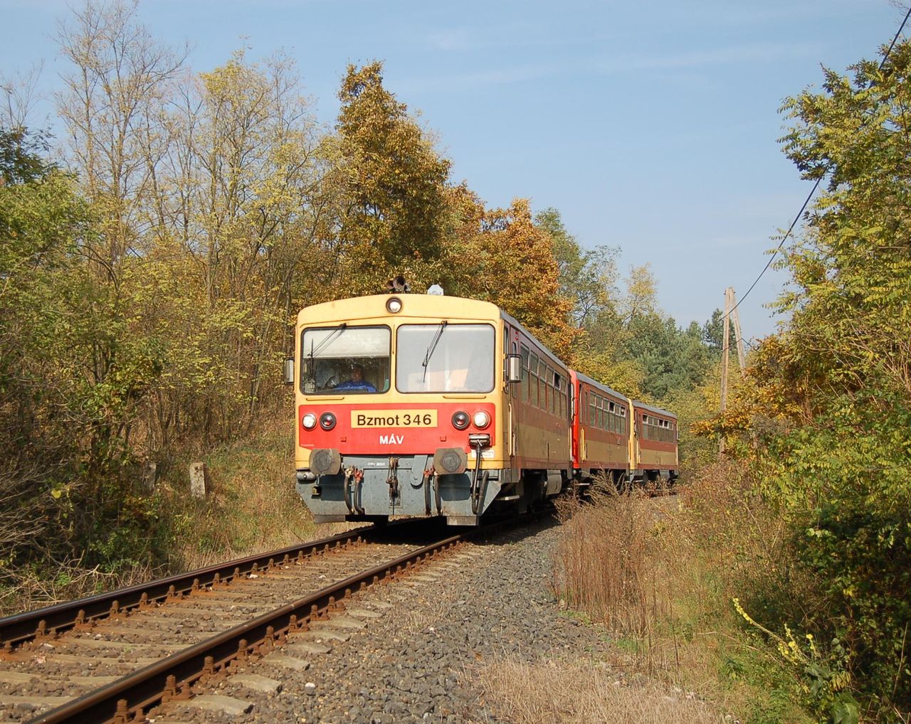 A 110 éves Győr–Veszprém vonalra is a megszüntetés vár. Fritz Gergely felvétele 2006. október 22-én készült Vinye előtt