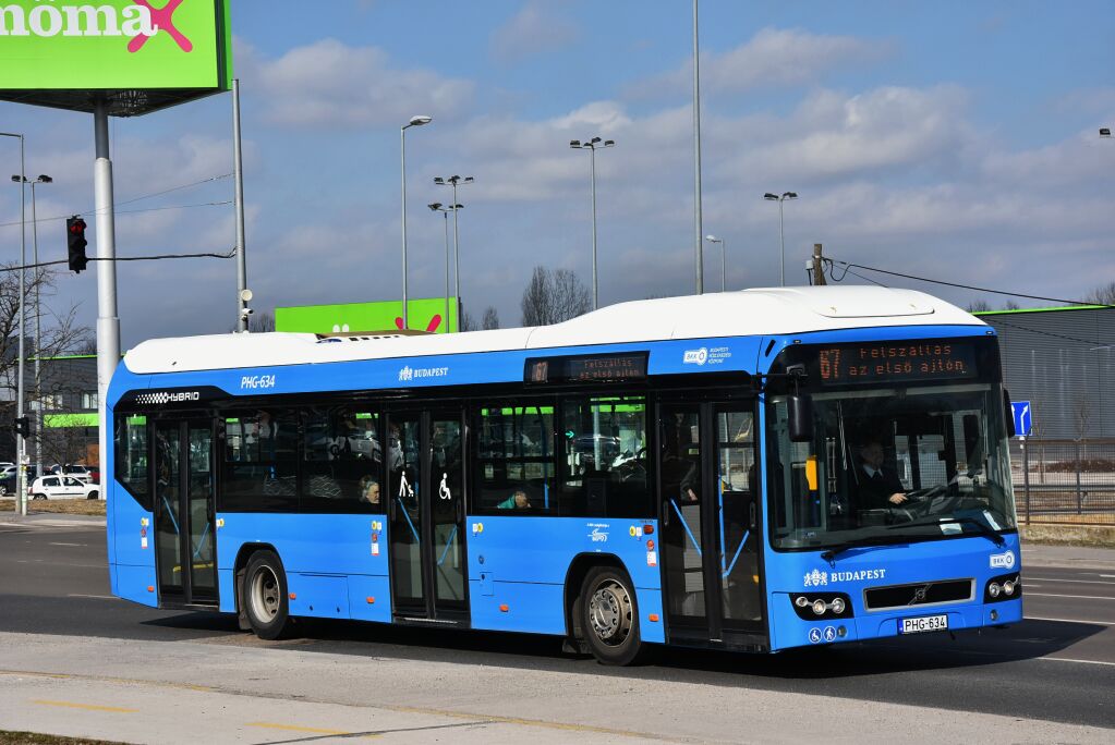 Egy háromajtós Volvo 7705 hibrid autóbusz a 67-es járaton, egy kivételével valamennyi forgalomba állt idén