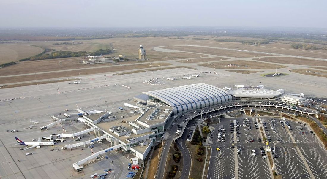 Ferihegyi látkép, háttérben a kettes pálya Budapest felé eső küszöbével <br>(fotók: Budapest Airport)