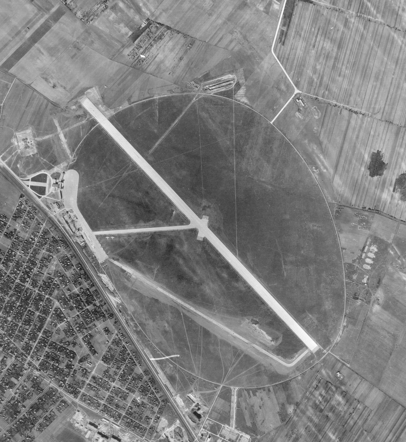 Ferihegy és környéke 1950-ben: a reptér közelében még kevés a lakóépület, viszont a fotón jól láthatók még a bombatölcsérek <br>(légifotó: HM Térképészeti Közhasznú Nonprofit Kft)