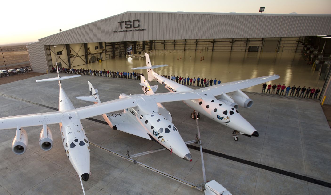 ...és az eredeti a WhiteKnightTwo szárnyai alatt az űrrepülőtér megnyitásakor (fotók: Virgin Galactic)