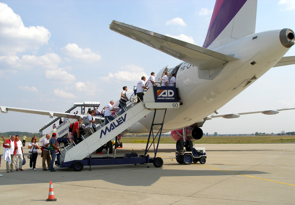 Utasok szállnak fel egy Debrecenből induló gépre<br >(fotó: T. Hámori Ferenc)