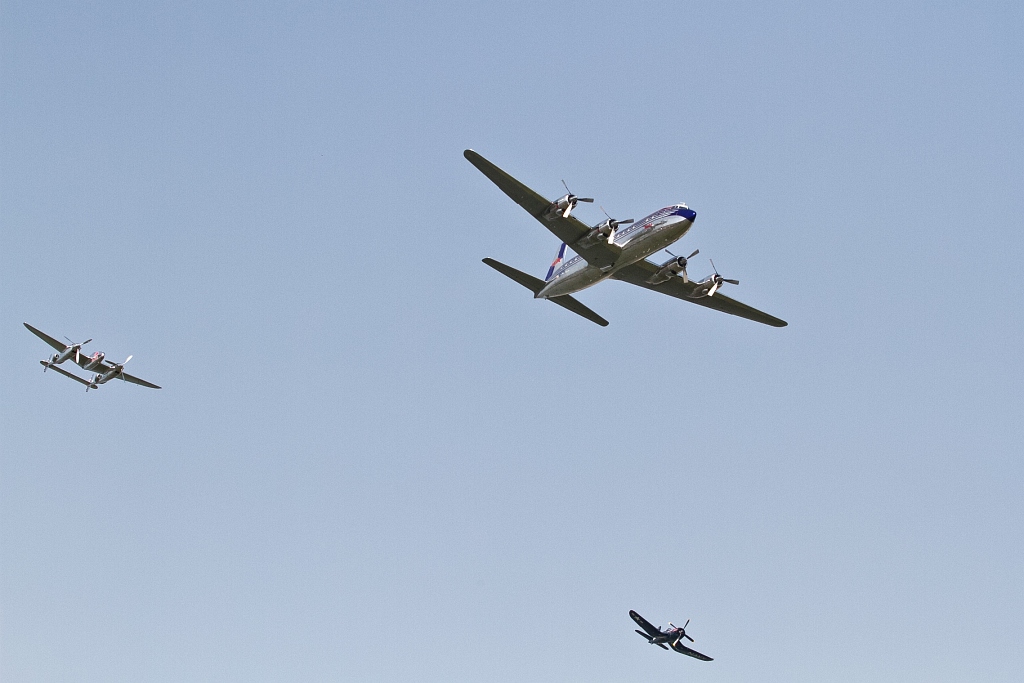 Flying Bulls: élen a DC-6-os, a kísérők a háborús vadászok