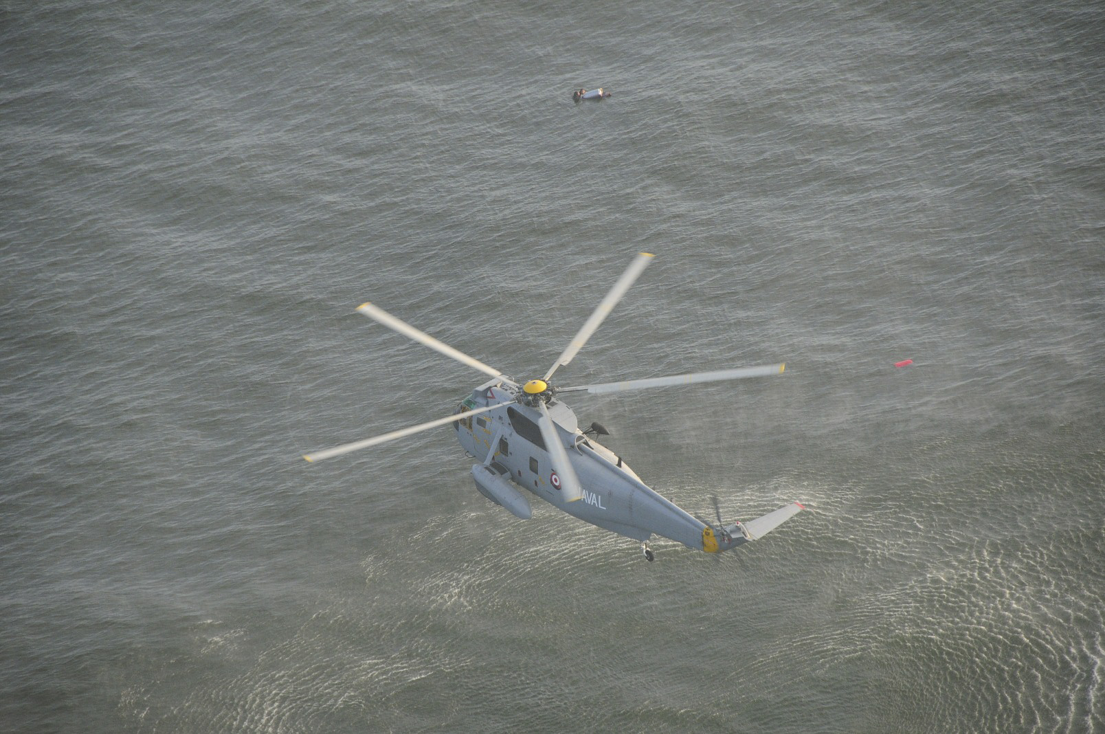 ...amíg a helikopterek kimentették őket