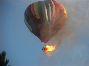 Ég a kosár, de már maga a ballon szövete is tüzet fogott, közben a szerkezet emelkedik