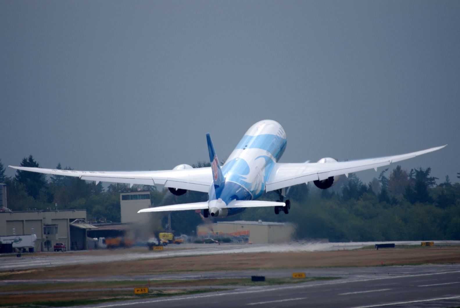 A China Southern szépfestésű gépét már tavaly lefotózták az everetti spotterek, amint próbaútra indul