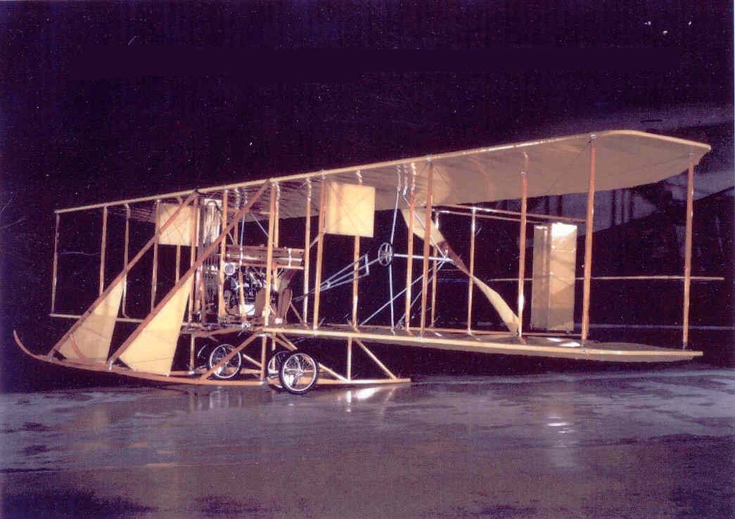 A fejlődés döntő mozzanata: a motor erősebb, megjelent a Wright Flyer B alján a kerék