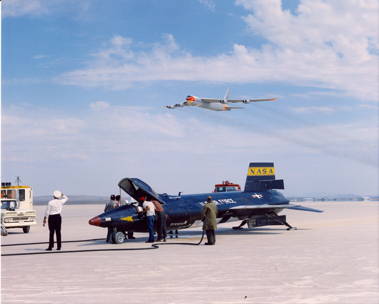 A sikeresen földetért X-15-öst üdvözli az alacsonyan áthúzó hordozó, a B-52-es