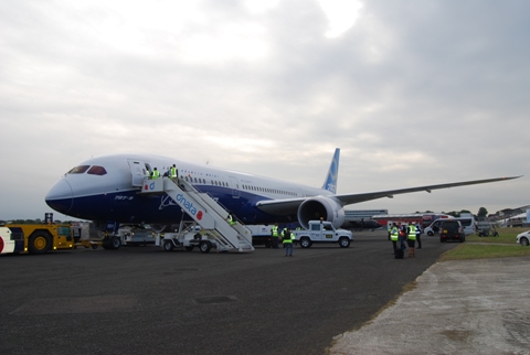 A fotó a Boeing 787-9-es érkezése utáni percekben készült, a fotós Randy Tinseth Boeing-alelnök