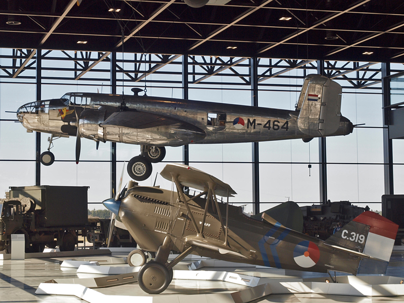 B-25 Mitchell bombázó és C.319 Aviolanda Curtiss P-6E Hawk