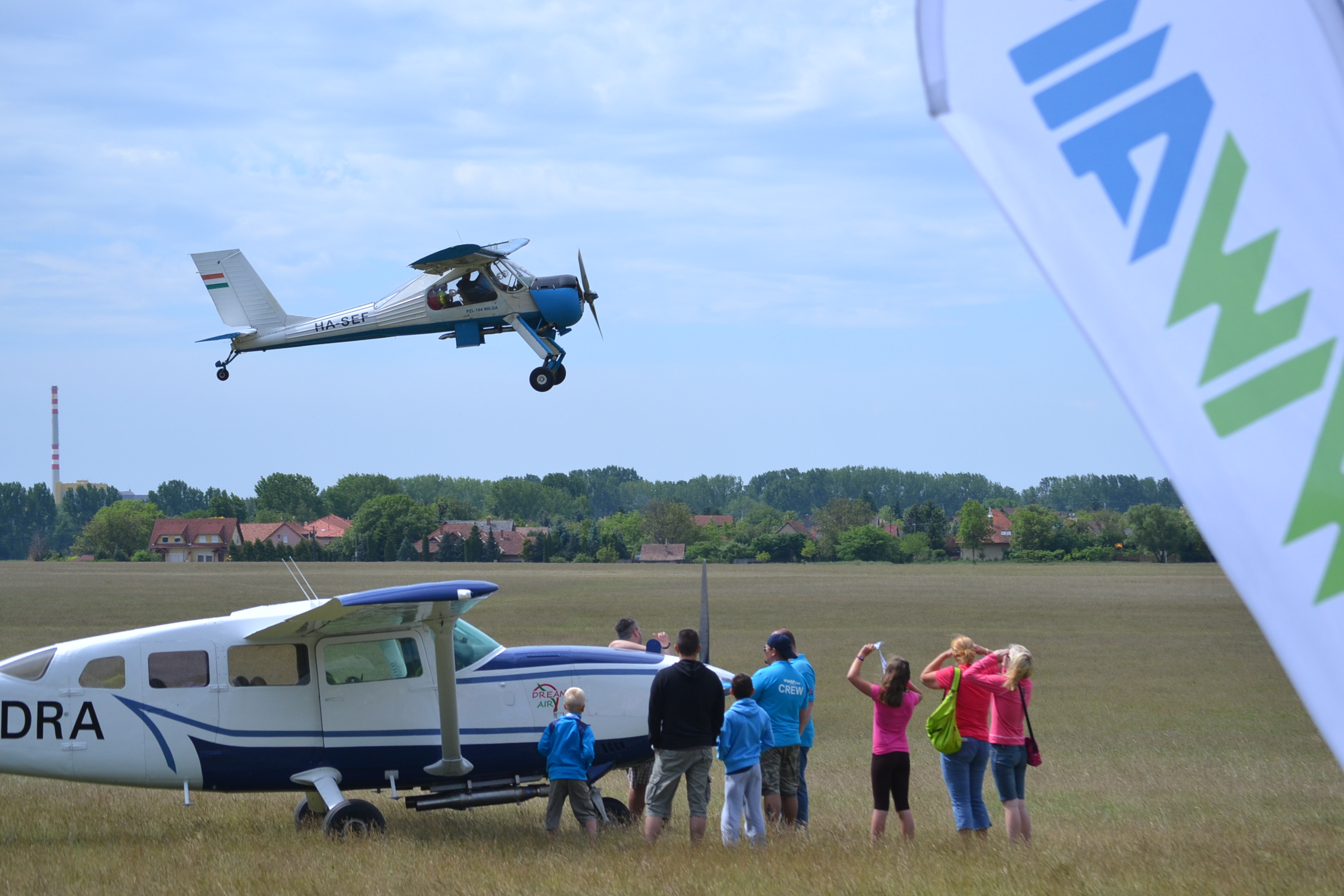 A hosszú Cessna jövendő utasaival, a Wilga felszállóban<br>Klikkeljen a képre, és nézze meg galériánkat!