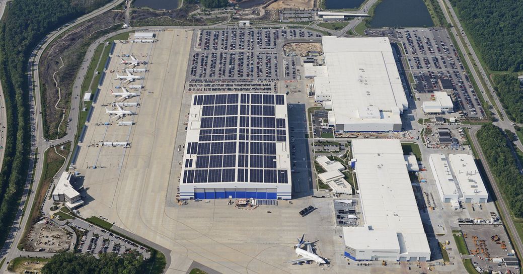 Boeing North Charleston: a napelemekkel borított új csarnok, balra a flightline az elkészült 787-esekkel, balra lent az átadóközpont, középen lent nyitott farokrésszel egy Dreamlifter rakodás közben