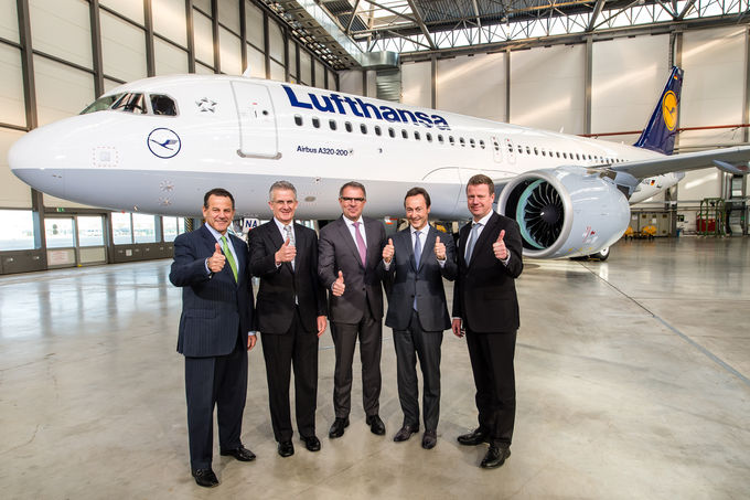 Balról jobbra: David Hess, United Technologies; Robert Leduc, Pratt & Whitney; Carsten Spohr, Lufthansa; Fabrice Brégier, Airbus; Klaus Roewe, A320-program
