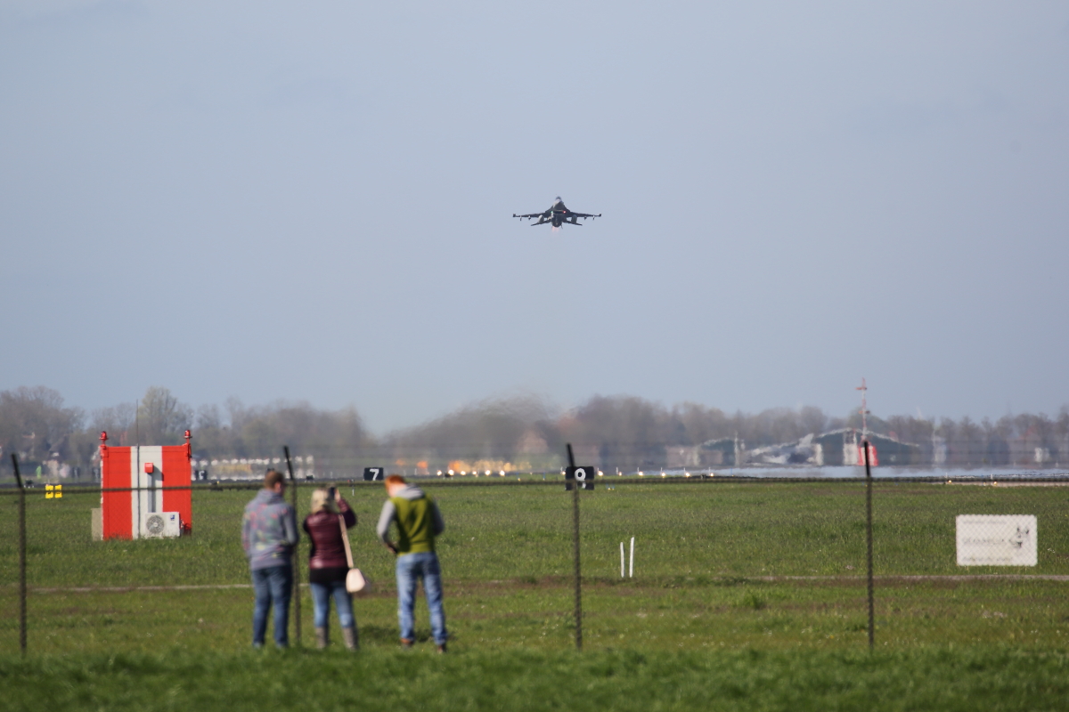 Cseng a csengő, jön az F-16-os!