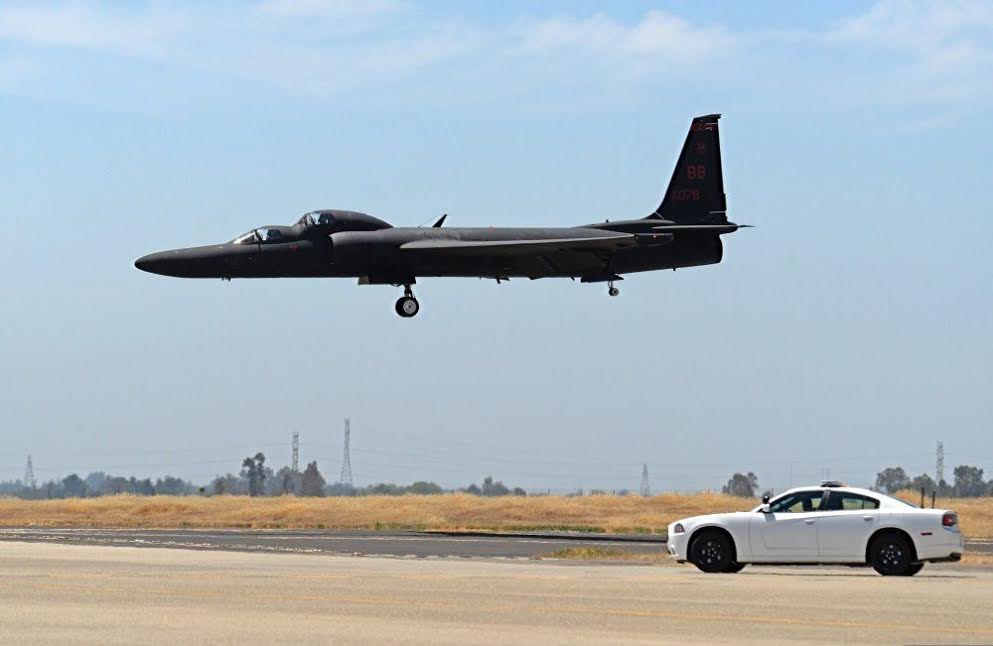 A kétkabinos kiképző TU-2S leszállás közben, kísérővel. A képre kattintva galéria nyílik