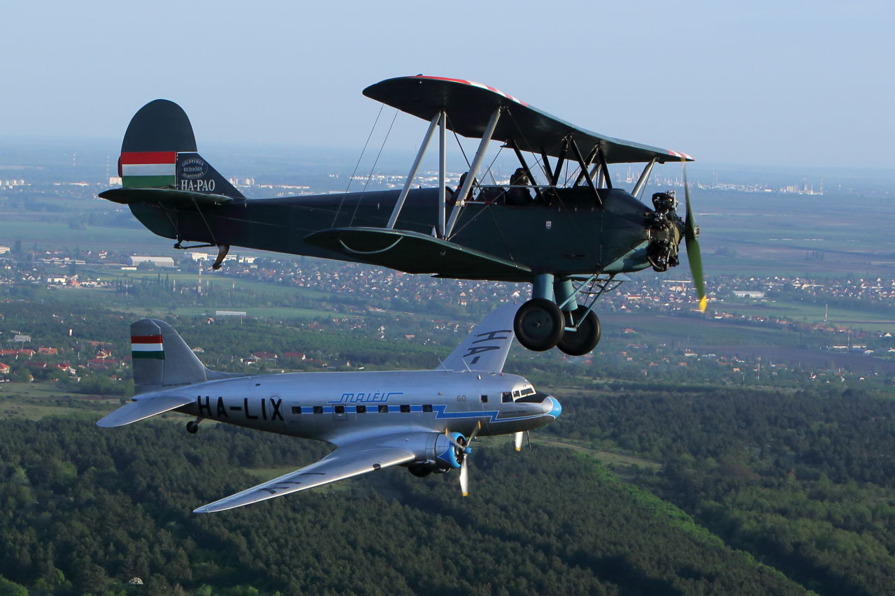 A Goldtimer Po-2-ese, háttérben egy másik veterán, a Li-2-es (fotó: Sztraka Ferenc)