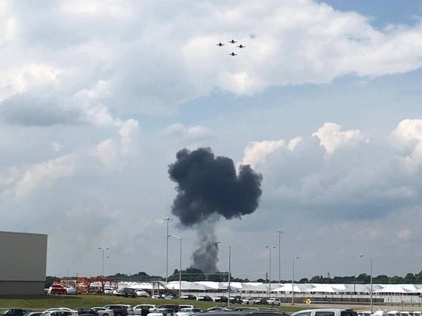 A Blue Angels négy gépe a szólista halála után