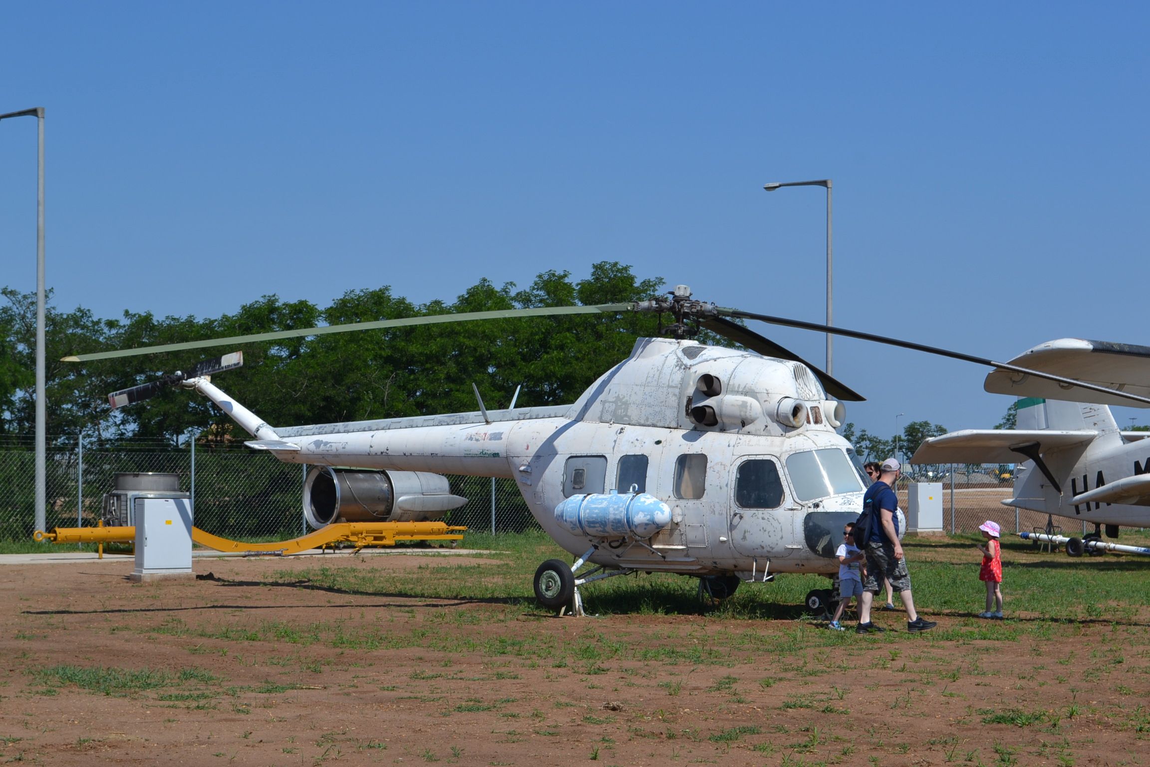 A Mi-2-es mentőszíneket kap