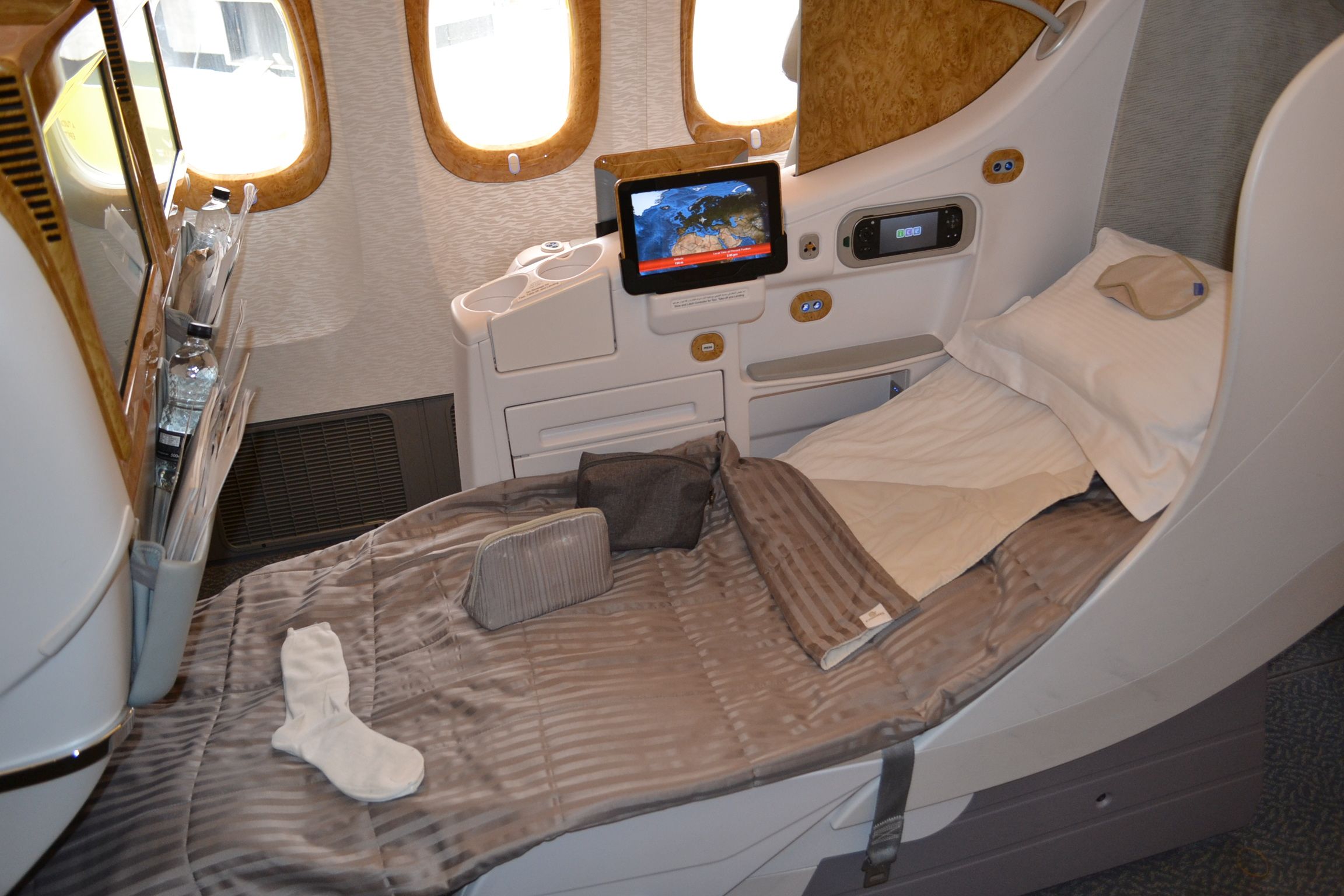 Ilyen egy business-ágy az Emirates-nél, az ablakok és a monitorok is megkapták az elegáns burkolatot