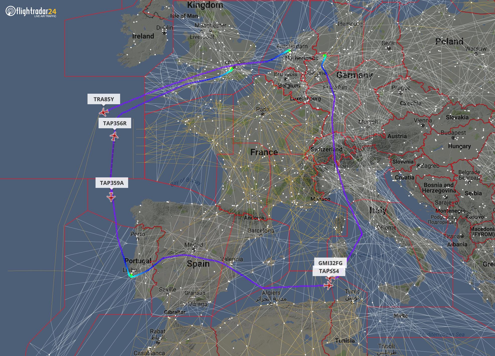 Apró kerülő a flightradar képén, kedden, a francia irányítók leállása alkalmából