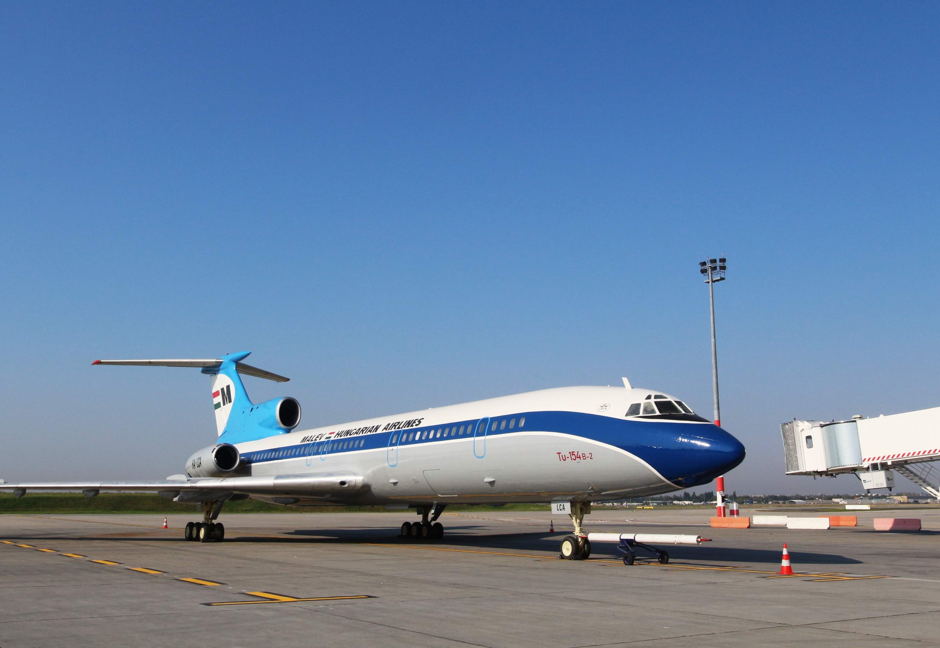 LC-Aladár vadonatúj festéssel a vadonatúj B-mólónál<br>(fotó: Budapest Airport)