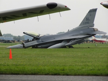 A végeredmény: az orra bukott Falcon <br>(fotó: flightglobal.com)