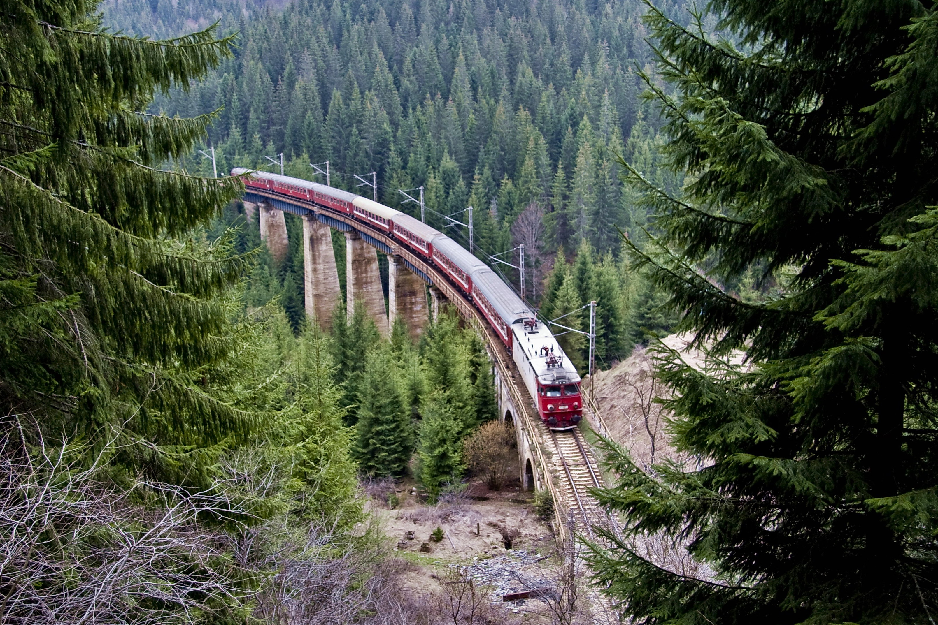 Távolsági személyvonat Kisilva és Kosna között, a Larion viadukton (fotók: Incze Imre)