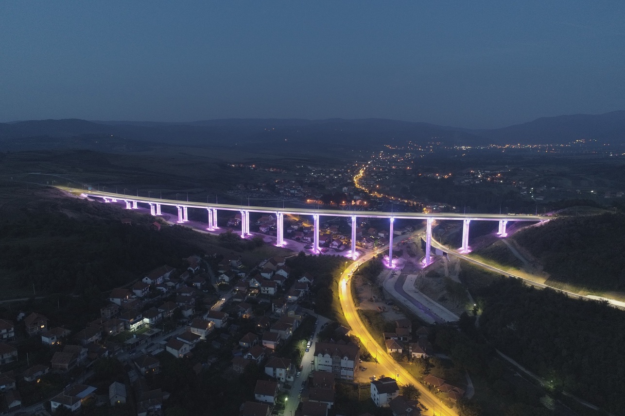 Látványos éjszakai felvétel az új szakasz völgyhídjáról (forrás: skyscrapercity.com/CrazySerb)