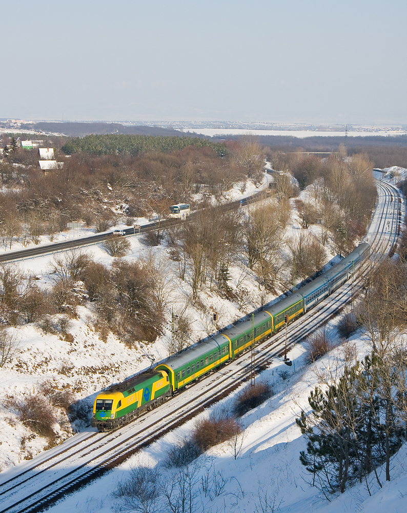 Vörös Attila felvétele a szári bevágásban készült. Decembertől vége lehet a zöld-sárga és kék csatolt IC-knek, maradnak a zöld-sárga kocsik