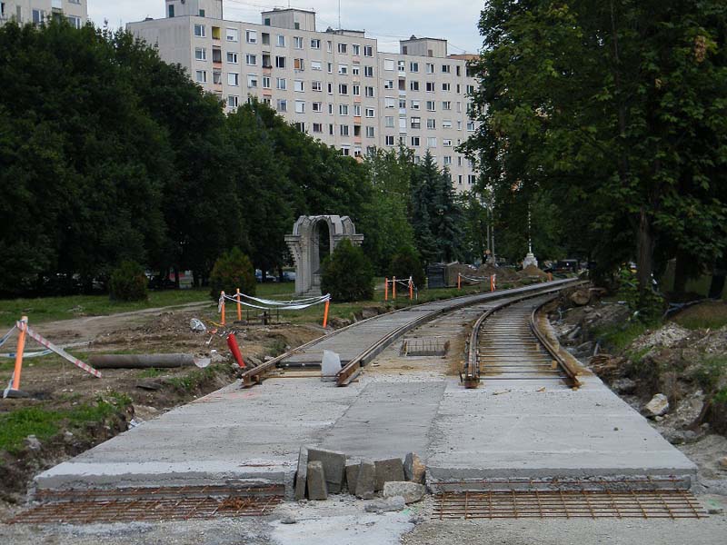 lsó-Majláhtnál fogja keresztezni az utat a villamos. Sajnos a projekt keretén belül rengeteg zöld területet kellett megszüntetni