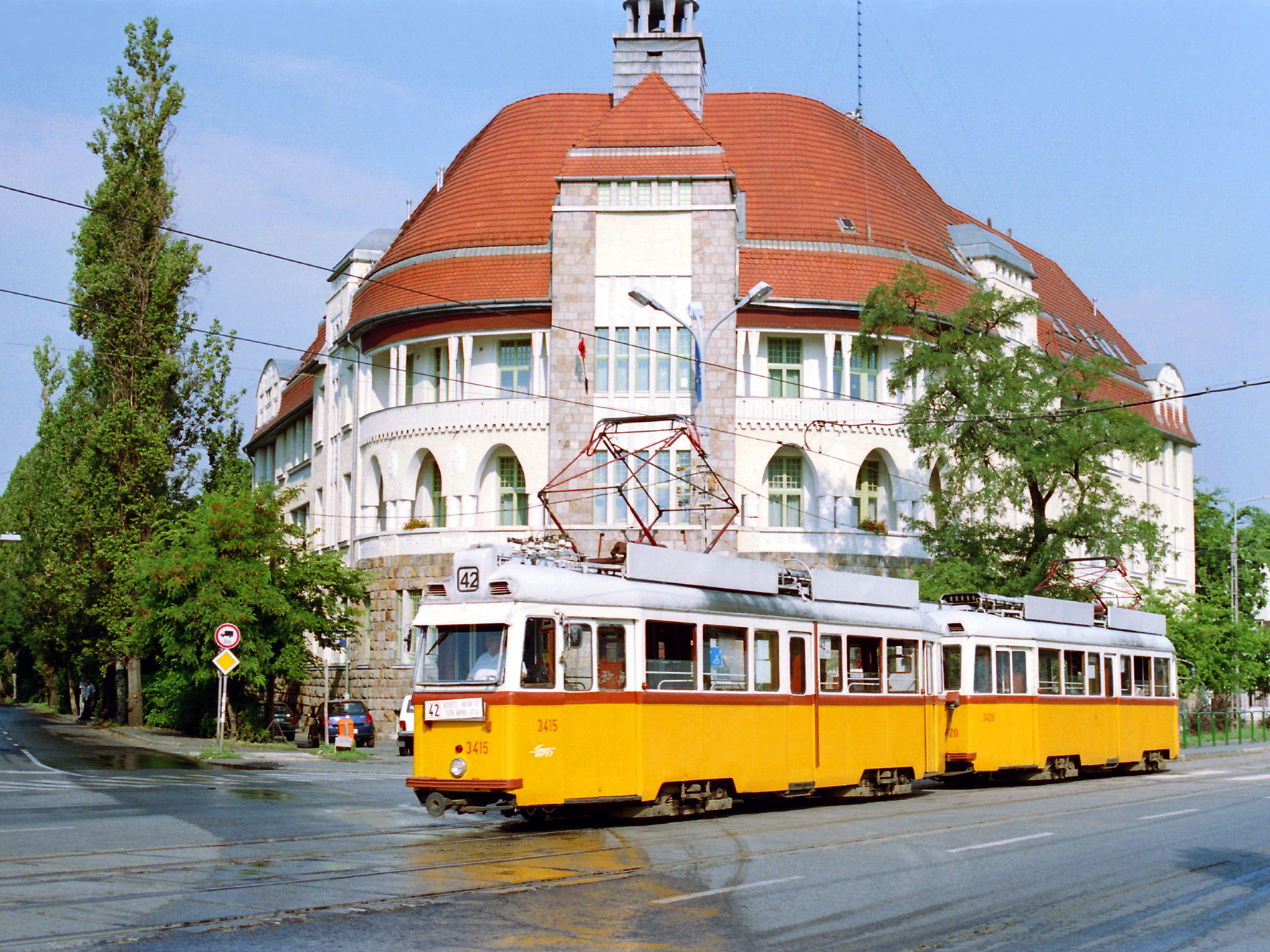 A 3415-3420-as szerelvény július 29-én az Ady Endre úton, a XIX. kerületi rendőrség jellegzetes épülete előtt