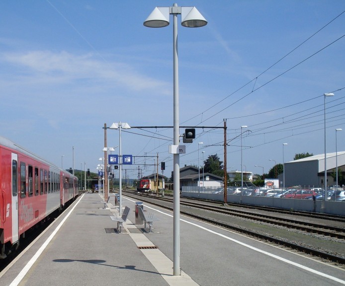 A bal oldali RegionalExpress a vonatunk lesz egészen Fehringig. De valami közeledik a jobb oldalon