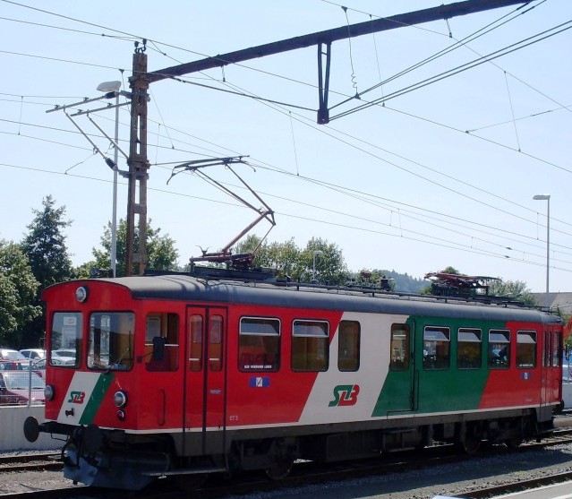 Az ET1 az STLB-től. A tartományi vasúttársaság 1930-as gyártású villamosmotorkocsija a személyforgalmat képviseli egy társával Bad Gleichenberg felé, míg a teherszállítás céljára egy ugyanilyen idős mozdony szolgál. Szombaton van a legtöbb vonat: öt pár, míg a többi napon különböző fekvésben összesen négy pár akad. Nem kell félni, hiszen szintén STLB üzemeltetésben további hat busszal Gleichenbergen túl is juthatunk