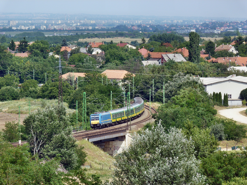 Törökbálintnál dől az ívbe a 480 004 gyorsvonatával július 18-án