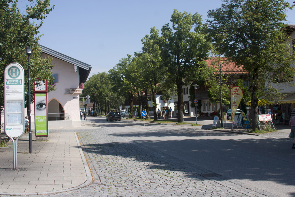 Lenggries állomása előtti tér, innen indulnak a kirándulókkal tömött buszok