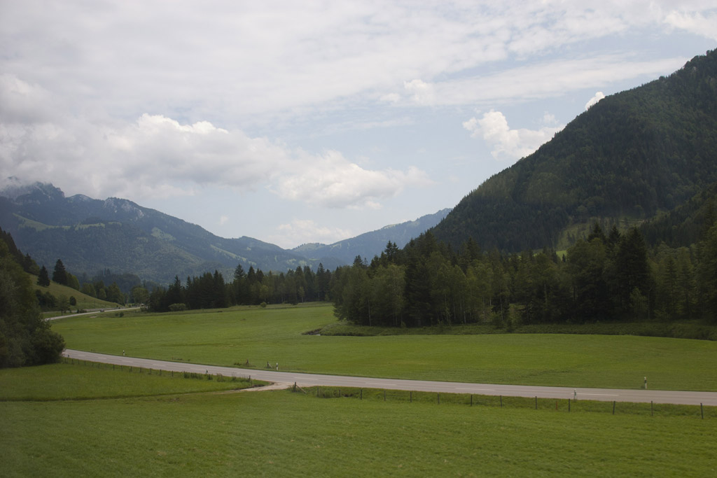 Bayrischzell felé már hegyvidéki tájakon megy a vonat