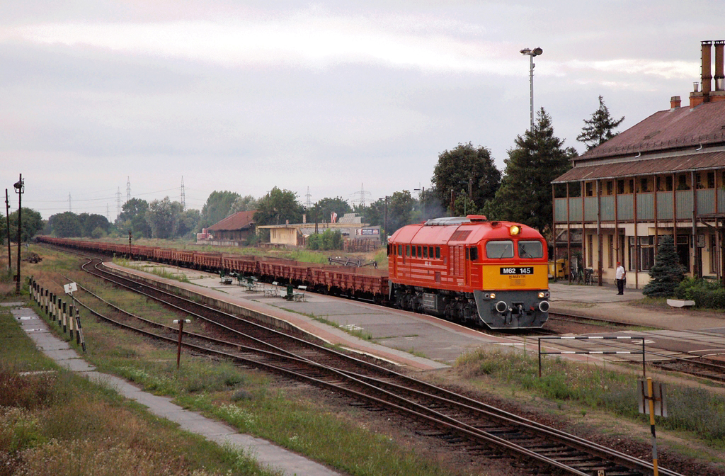 Felújítás utáni első munkanapján kissé megkésve, este nyolc óra után néhány perccel halad Szeged-Rókuson a 145-ös Szergej harminckocsis tolatós tehervonatával Szeged-Rendező felé<br>(fotó: Fritz Gergely)