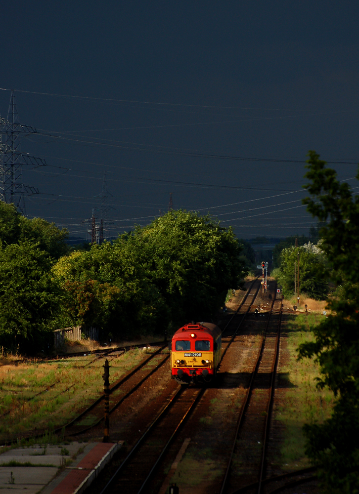 Az égen gyülekező sötét felhők már előrevetítették a közelgő heves zivatart. Eközben a 2198-as Csörgő érkezik meg Szeged-Rókusra a békési megyeszékhely felől