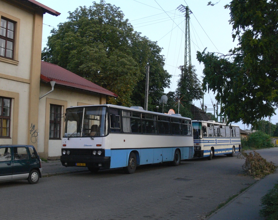 FKB-191 Ikarus 256 és KPY-822 Ikarus 250 a gesztenyefák alatt. Utóbbi ruhája stílusos, illik a jelenleg végzett feladathoz