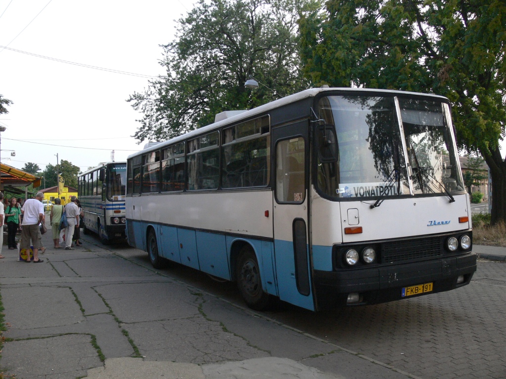 Helyből utazó utasok várakoznak az ajtók nyílására