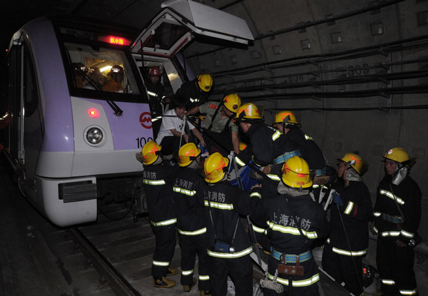 Utasokat mentenek a balesetes szerelvényből<br />(fotó: China Daily)