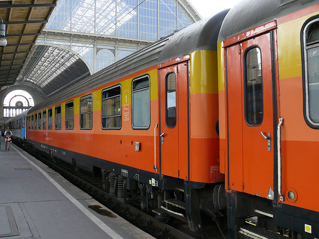 A „sokszínű” Avala a Keleti pályaudvaron 2009-ben<br>(fotó: Kemsei Zoltán)