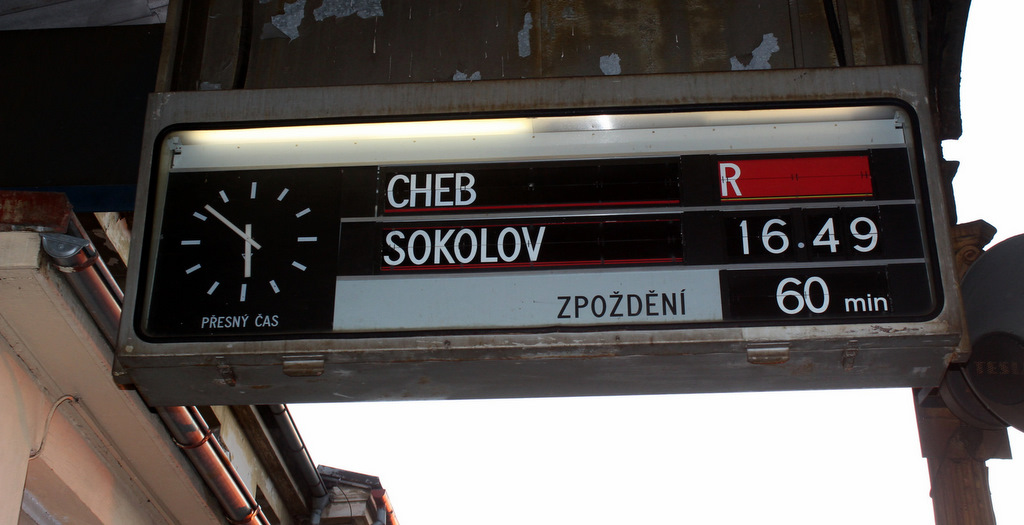 Sokat késő vonat jelzése az utastájékoztatón Karlovy Varyban, Csehországban