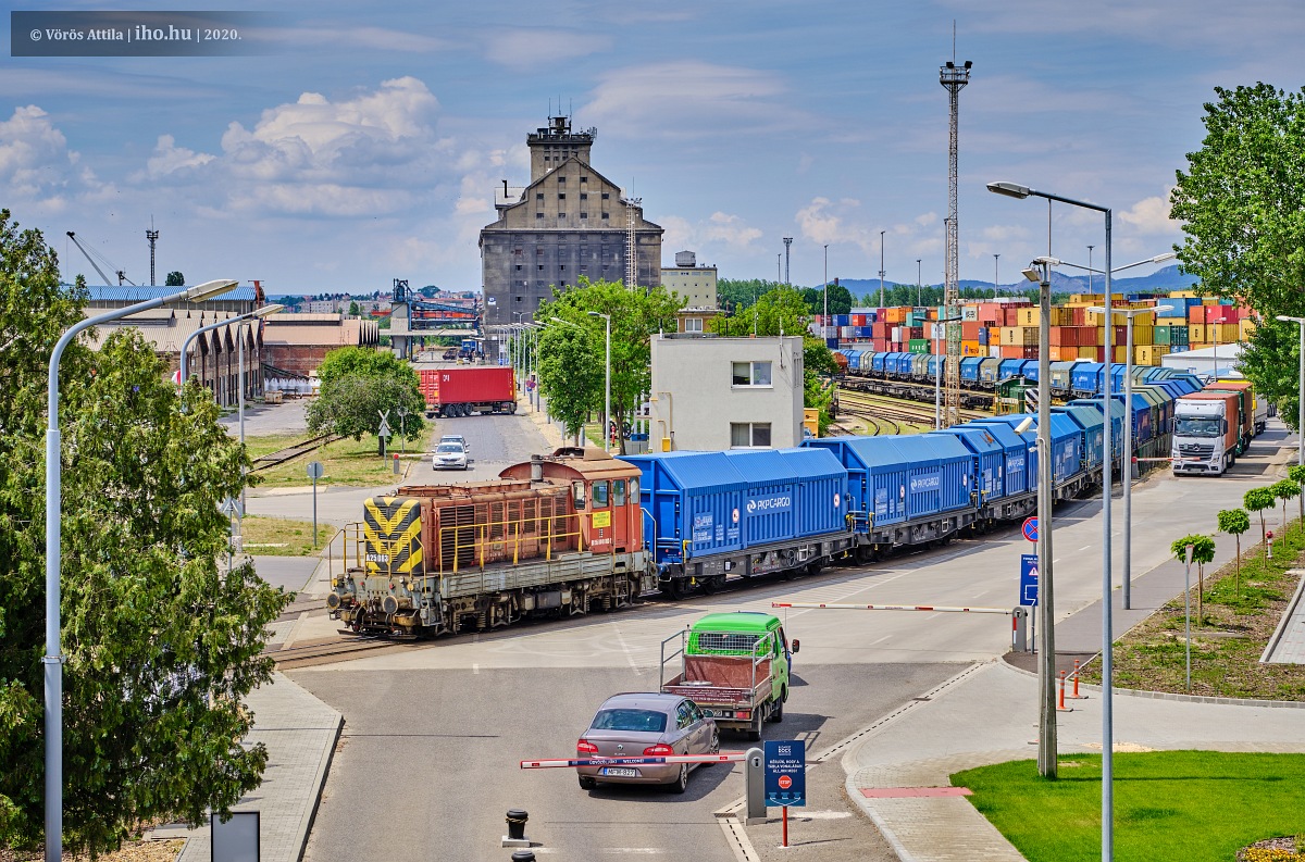 A 083-as tolja a Szabadkikötőben a szerelvényt